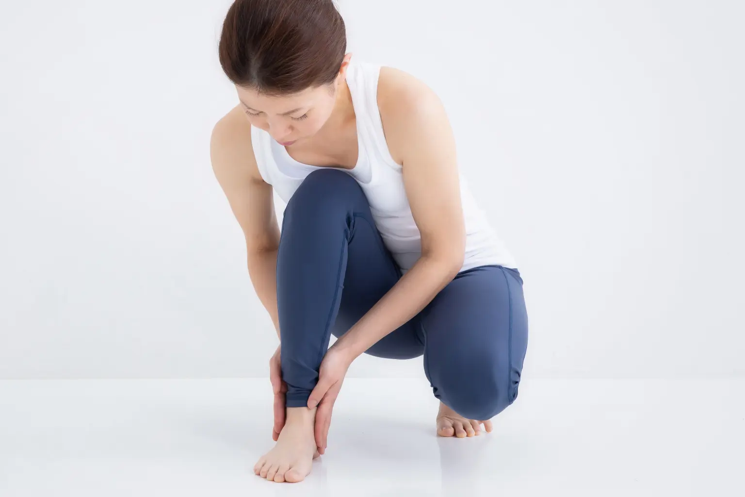 足首が痛い女性